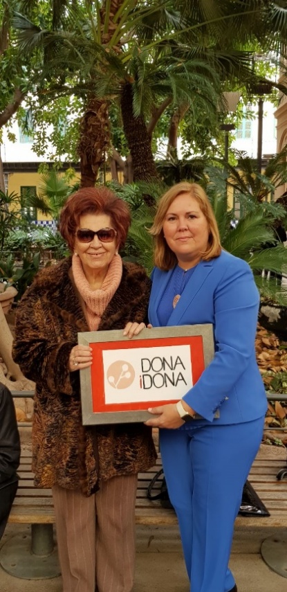 Sobre mí Pepa Torres recibiendo el Premio Dona i Dona de EVAP