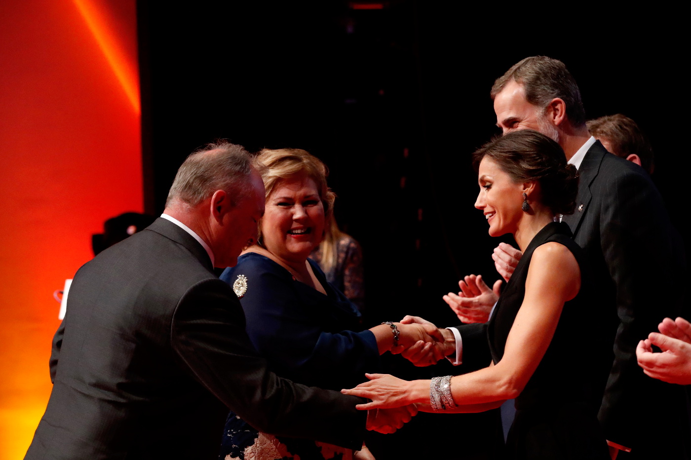 Sobre mí Pepa Torres junto a SS.MM. los Reyes de España en la entrega del Premio